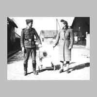 022-0348 Alfred Basmer aus Gross Koewe auf Heimaturlaub in Goldbach am 24. Maerz 1943. Hier mit seiner Schwaegerin auf der Dorfstrasse..jpg